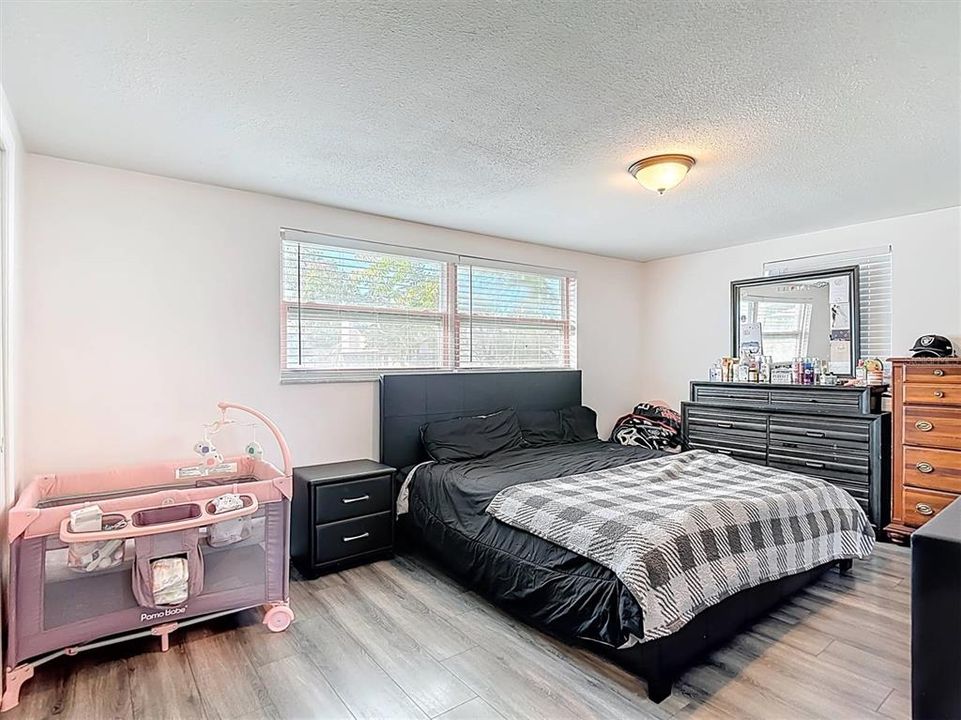 For Sale: $220,000 (3 beds, 1 baths, 1051 Square Feet)