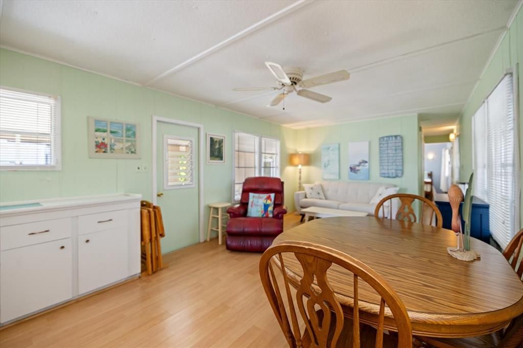 For Sale: $179,900 (2 beds, 1 baths, 624 Square Feet)