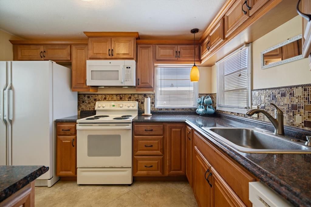 For Sale: $179,900 (2 beds, 1 baths, 624 Square Feet)