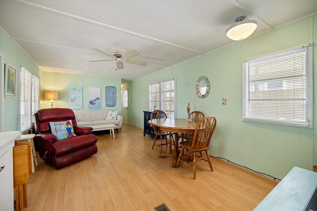 For Sale: $179,900 (2 beds, 1 baths, 624 Square Feet)