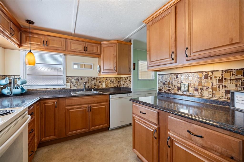 For Sale: $179,900 (2 beds, 1 baths, 624 Square Feet)