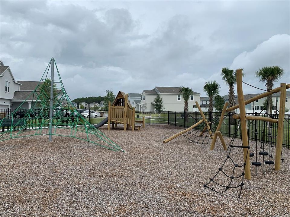 合同活跃: $2,599 (4 贝兹, 3 浴室, 2067 平方英尺)