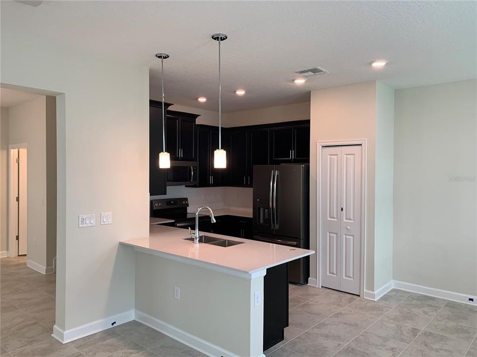 合同活跃: $2,599 (4 贝兹, 3 浴室, 2067 平方英尺)