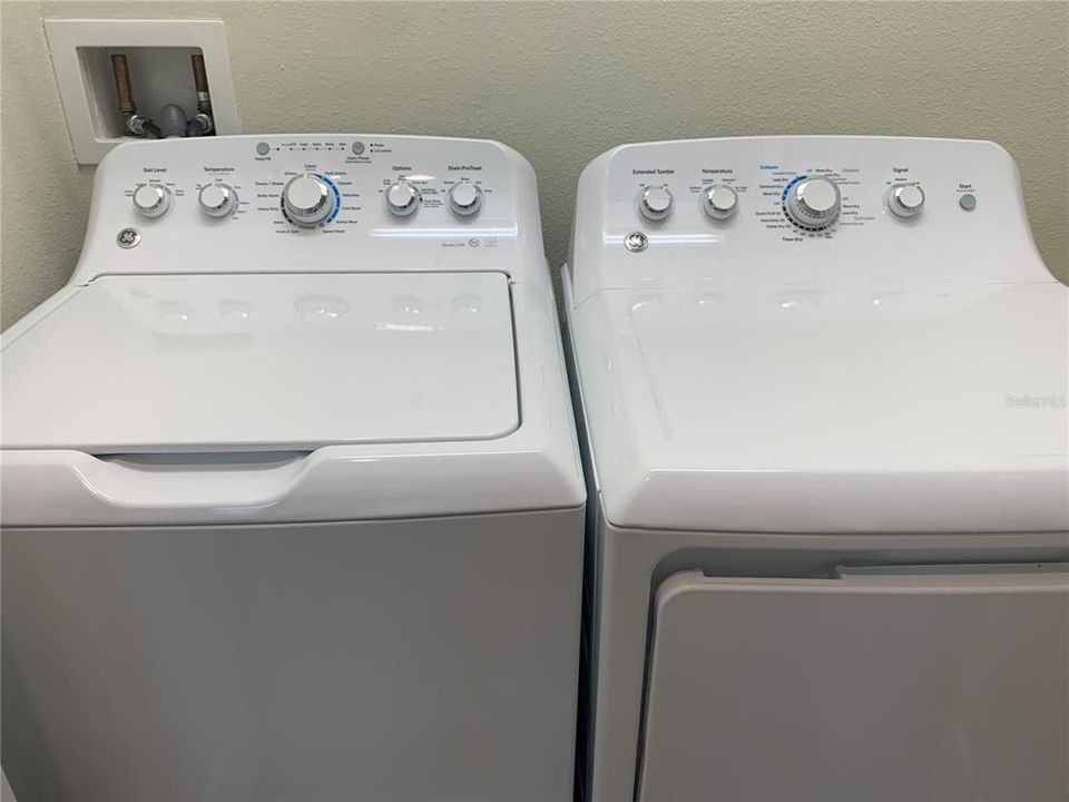 合同活跃: $2,599 (4 贝兹, 3 浴室, 2067 平方英尺)