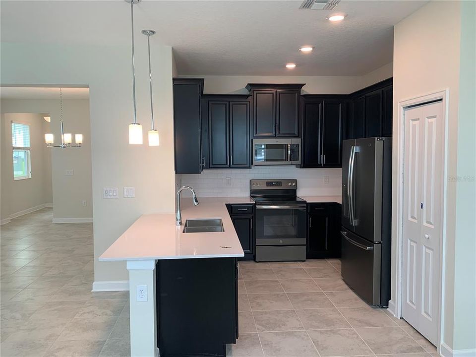 合同活跃: $2,599 (4 贝兹, 3 浴室, 2067 平方英尺)