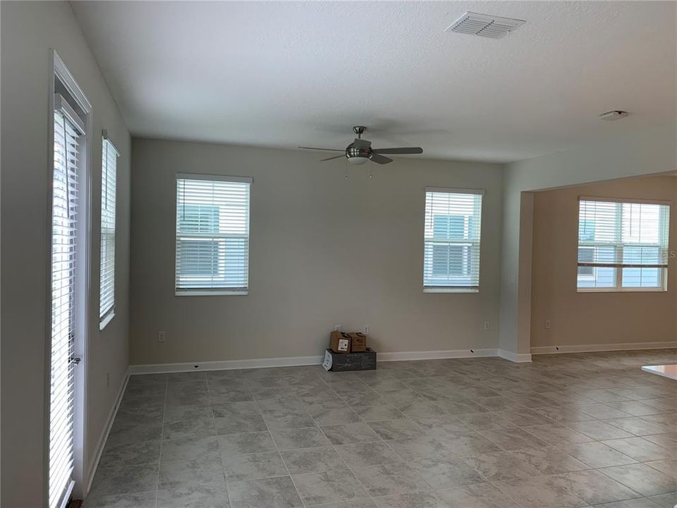 合同活跃: $2,599 (4 贝兹, 3 浴室, 2067 平方英尺)