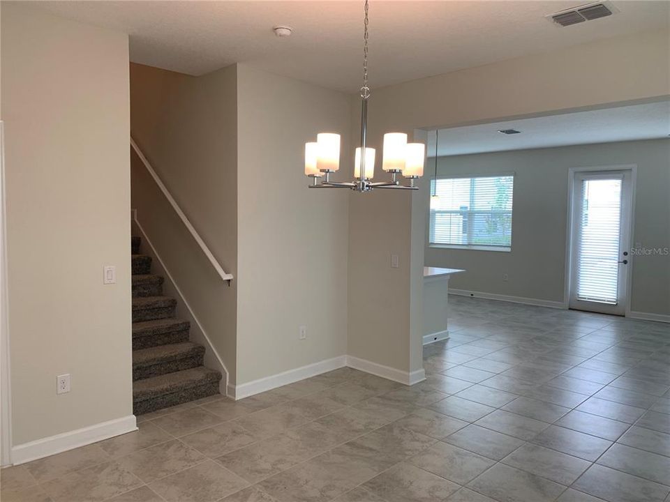 合同活跃: $2,599 (4 贝兹, 3 浴室, 2067 平方英尺)