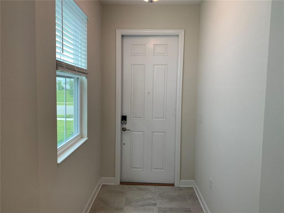 合同活跃: $2,599 (4 贝兹, 3 浴室, 2067 平方英尺)