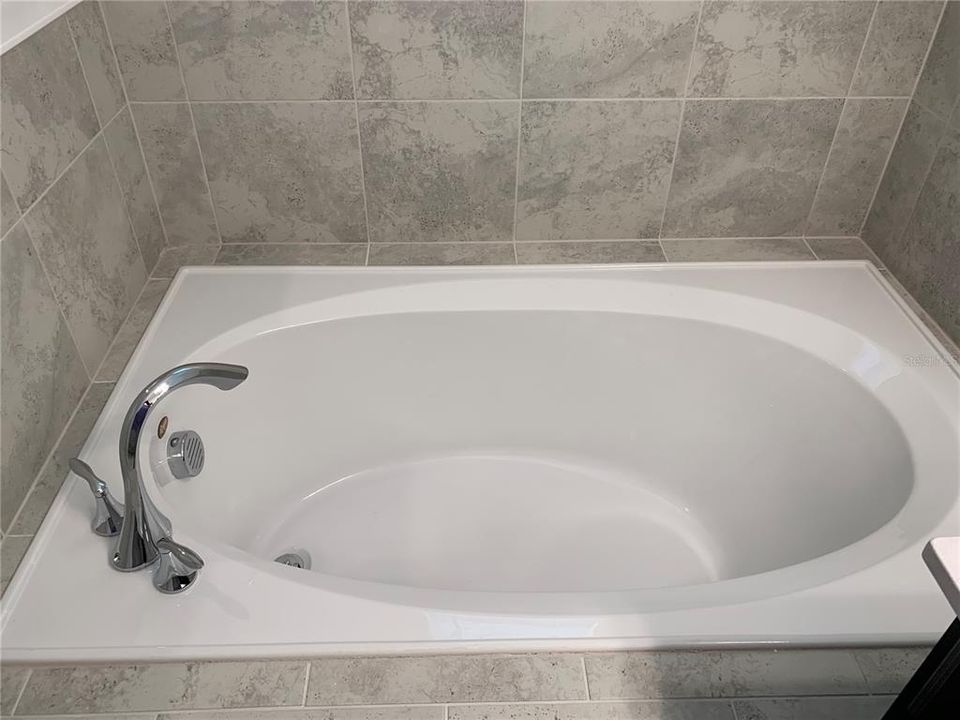 合同活跃: $2,599 (4 贝兹, 3 浴室, 2067 平方英尺)