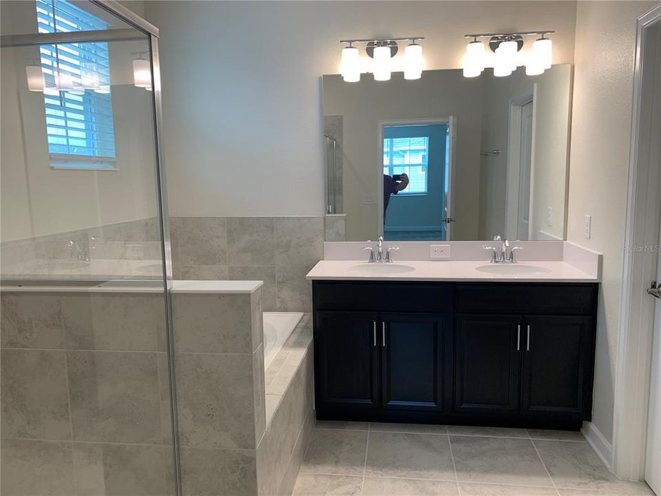 合同活跃: $2,599 (4 贝兹, 3 浴室, 2067 平方英尺)