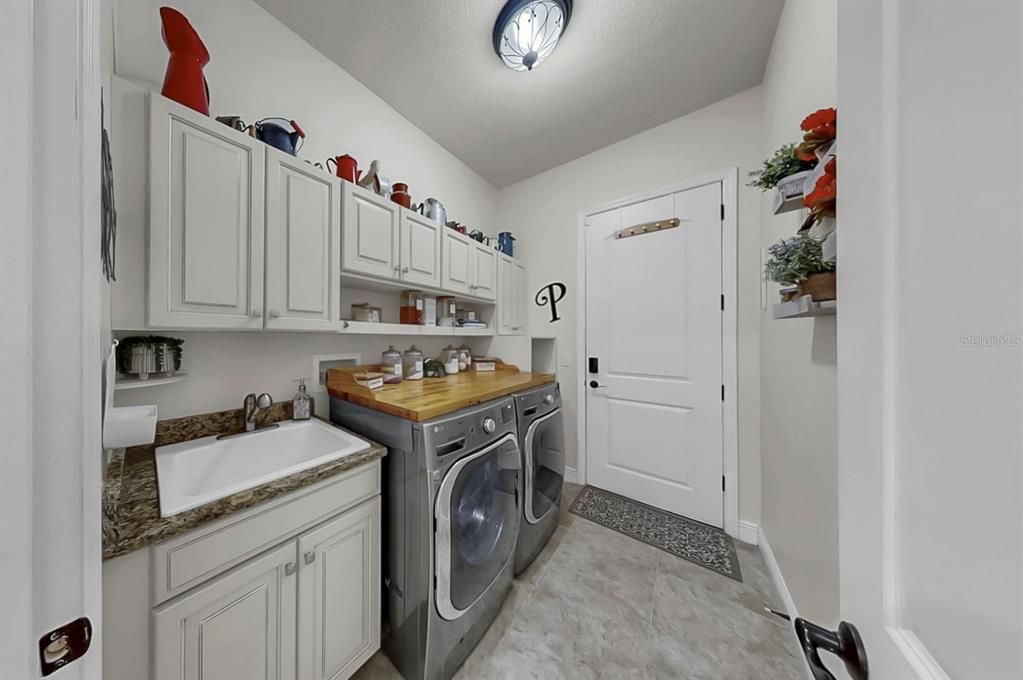 Active With Contract: $935,000 (4 beds, 4 baths, 3708 Square Feet)