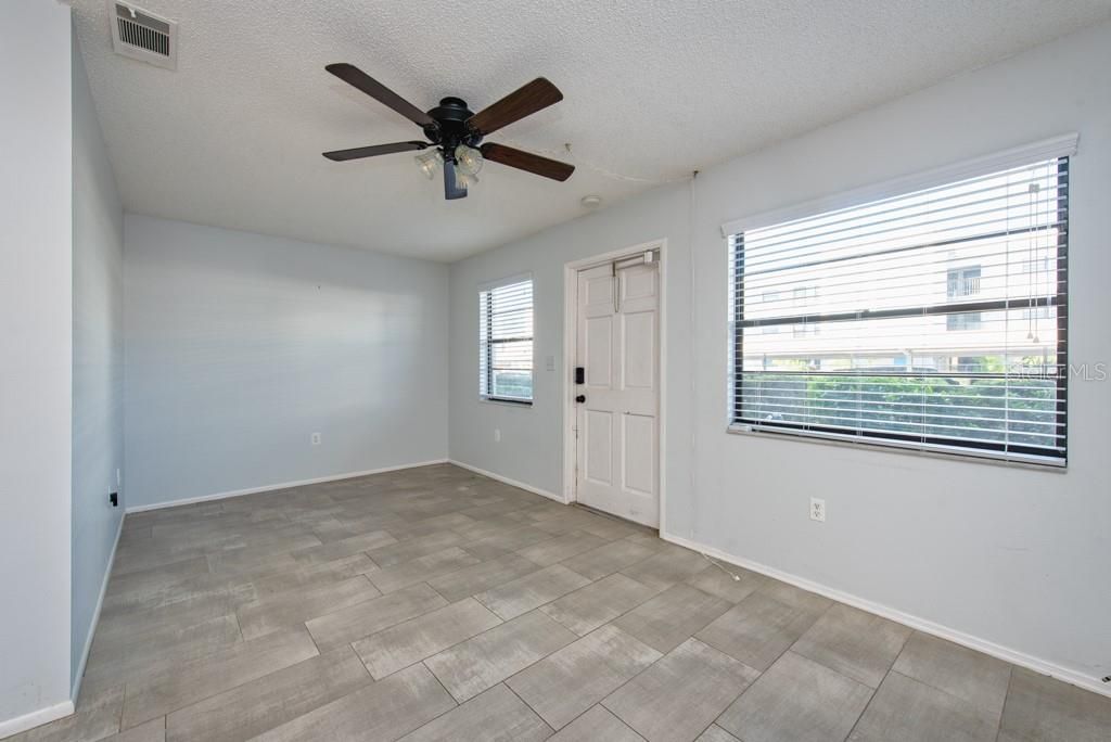 Active With Contract: $90,000 (1 beds, 1 baths, 610 Square Feet)