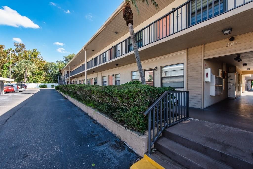Active With Contract: $90,000 (1 beds, 1 baths, 610 Square Feet)