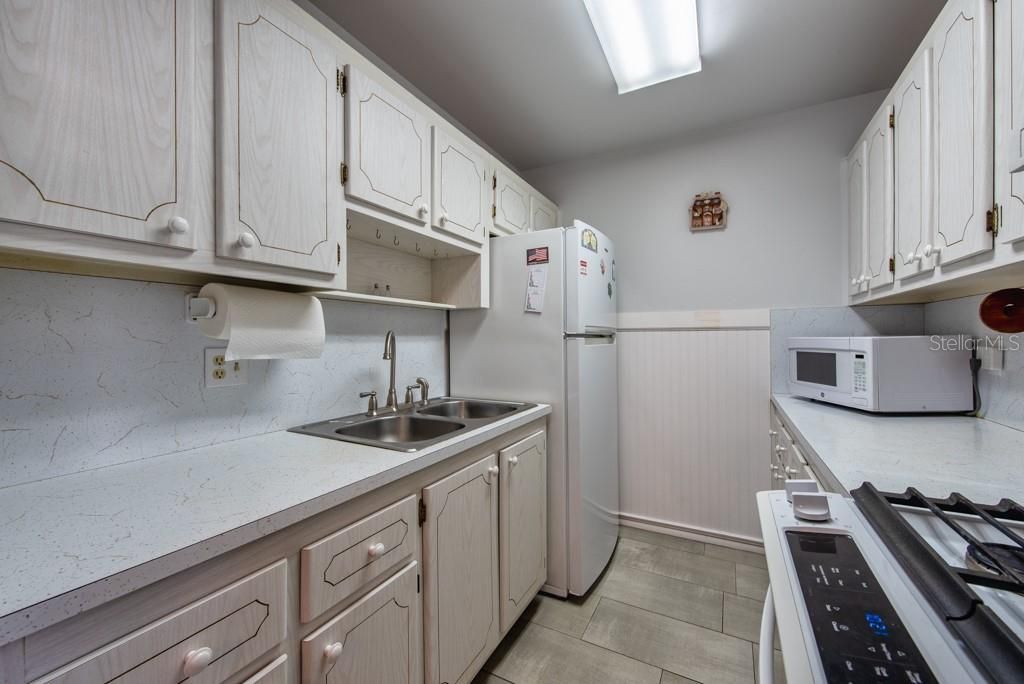 Active With Contract: $90,000 (1 beds, 1 baths, 610 Square Feet)