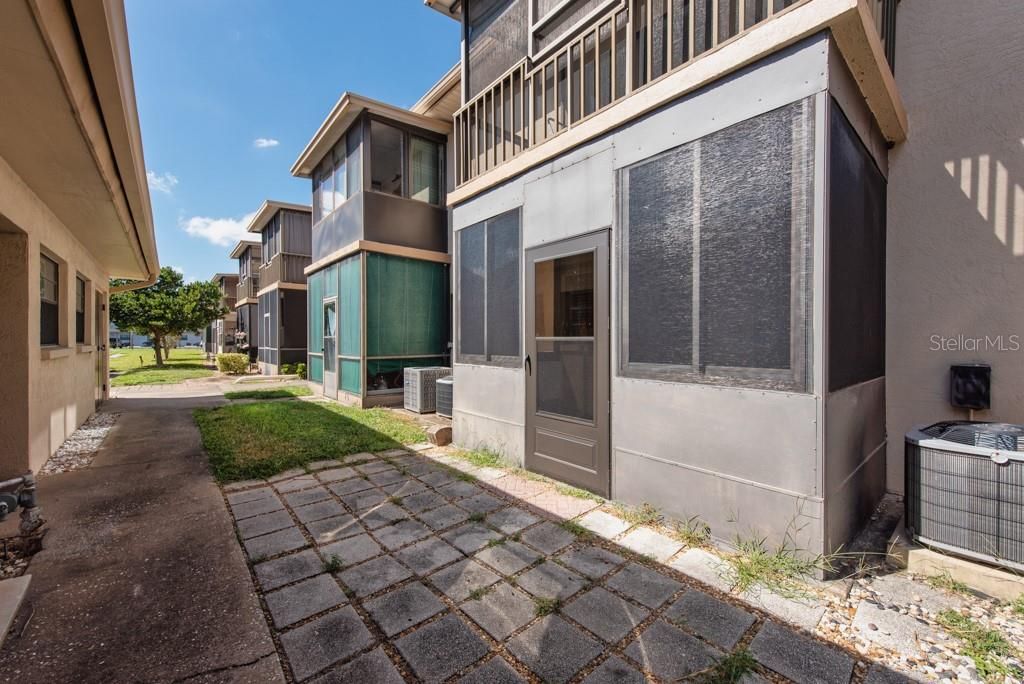 Active With Contract: $90,000 (1 beds, 1 baths, 610 Square Feet)