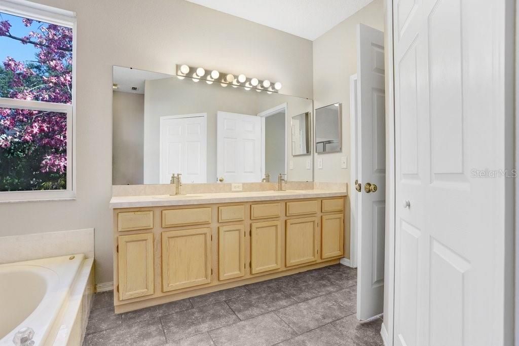 For Sale: $390,000 (3 beds, 2 baths, 1900 Square Feet)