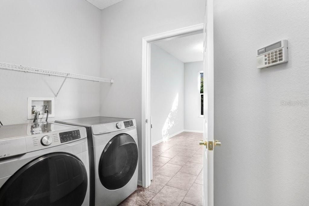 For Sale: $390,000 (3 beds, 2 baths, 1900 Square Feet)