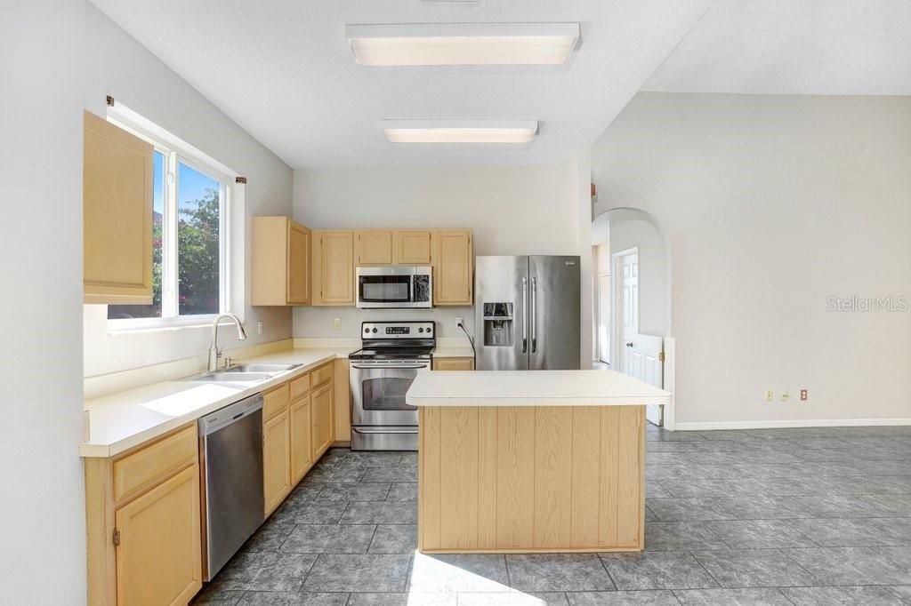 For Sale: $390,000 (3 beds, 2 baths, 1900 Square Feet)