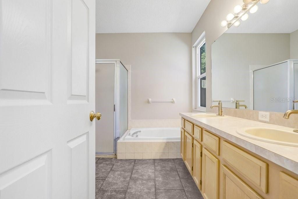 For Sale: $390,000 (3 beds, 2 baths, 1900 Square Feet)