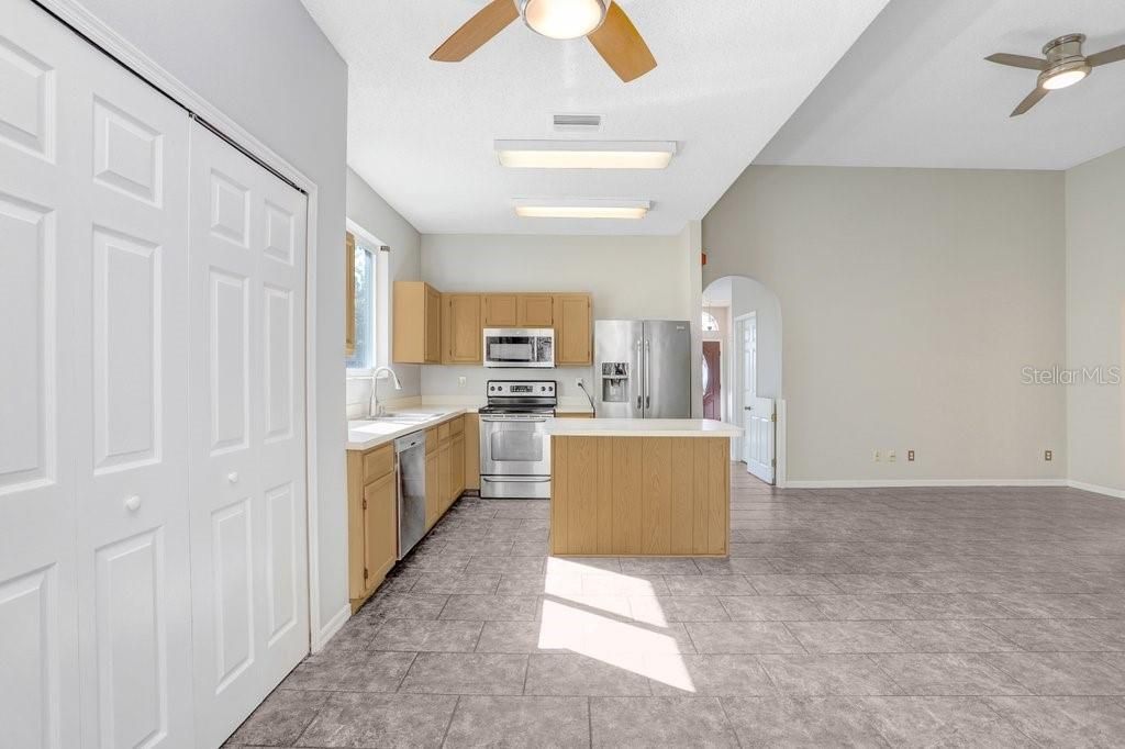 For Sale: $390,000 (3 beds, 2 baths, 1900 Square Feet)