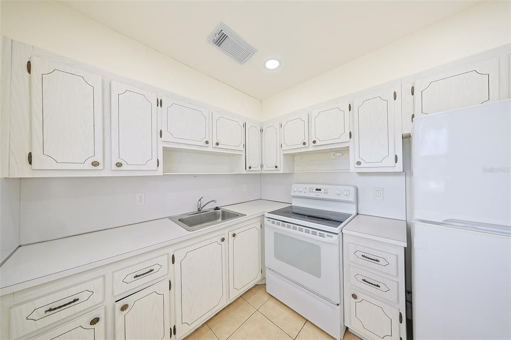 待售: $116,900 (2 贝兹, 2 浴室, 960 平方英尺)