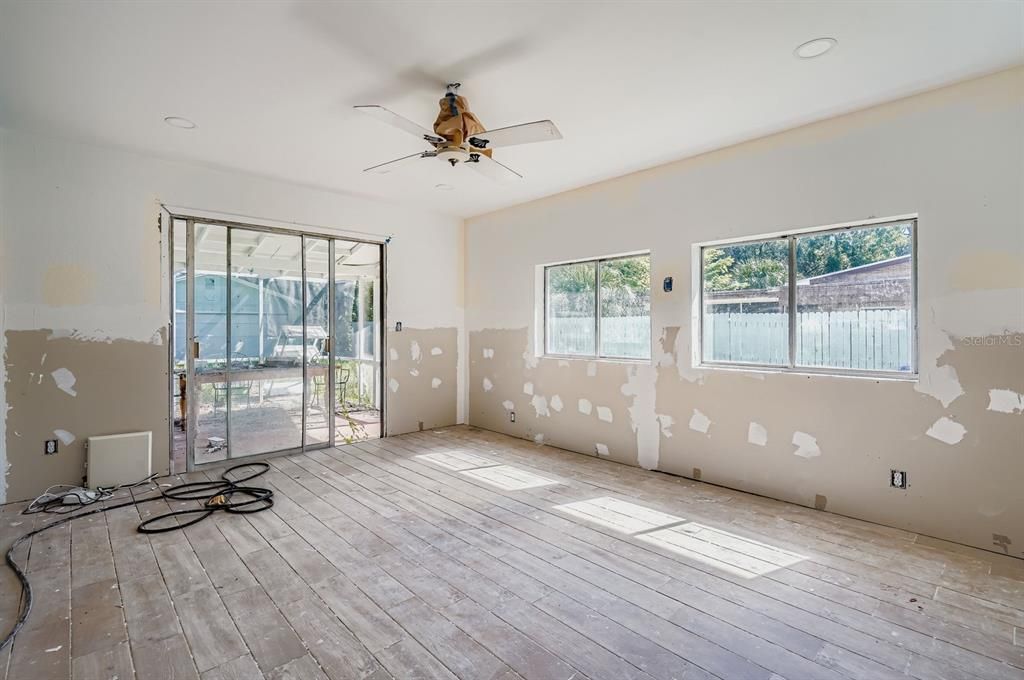 Active With Contract: $285,000 (3 beds, 2 baths, 1416 Square Feet)