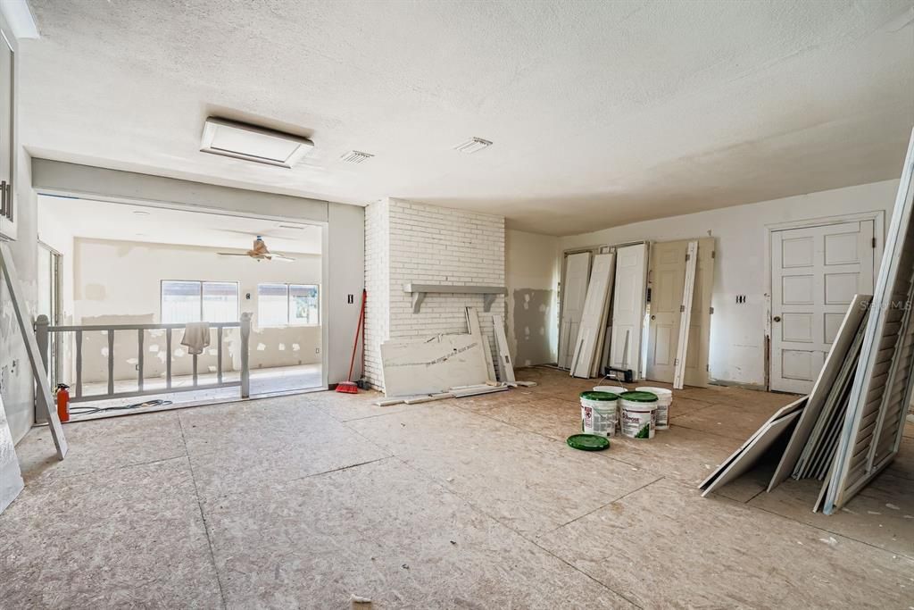 Active With Contract: $285,000 (3 beds, 2 baths, 1416 Square Feet)