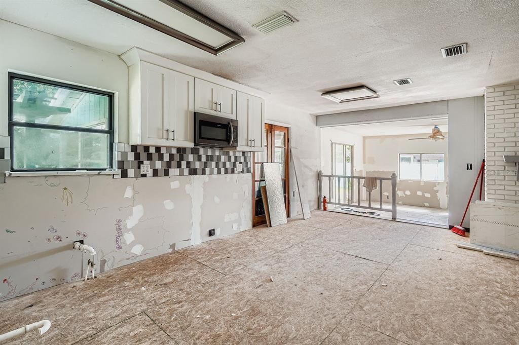 Active With Contract: $285,000 (3 beds, 2 baths, 1416 Square Feet)