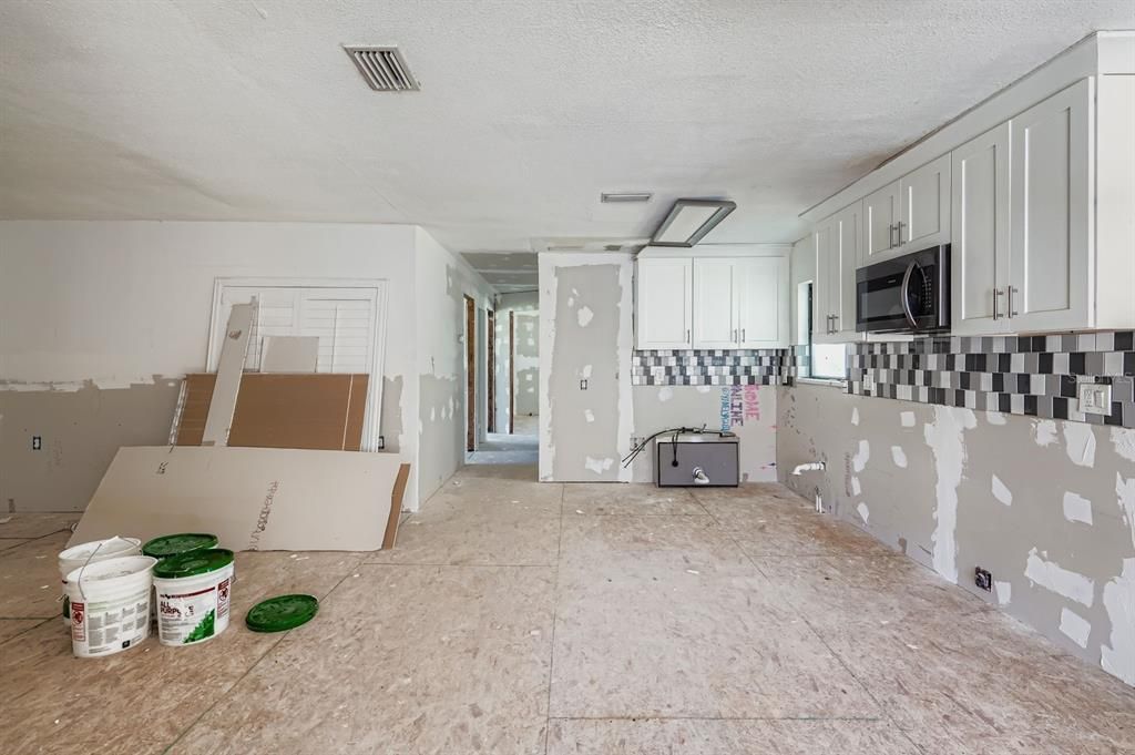 Active With Contract: $285,000 (3 beds, 2 baths, 1416 Square Feet)