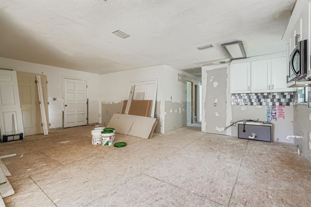 Active With Contract: $285,000 (3 beds, 2 baths, 1416 Square Feet)