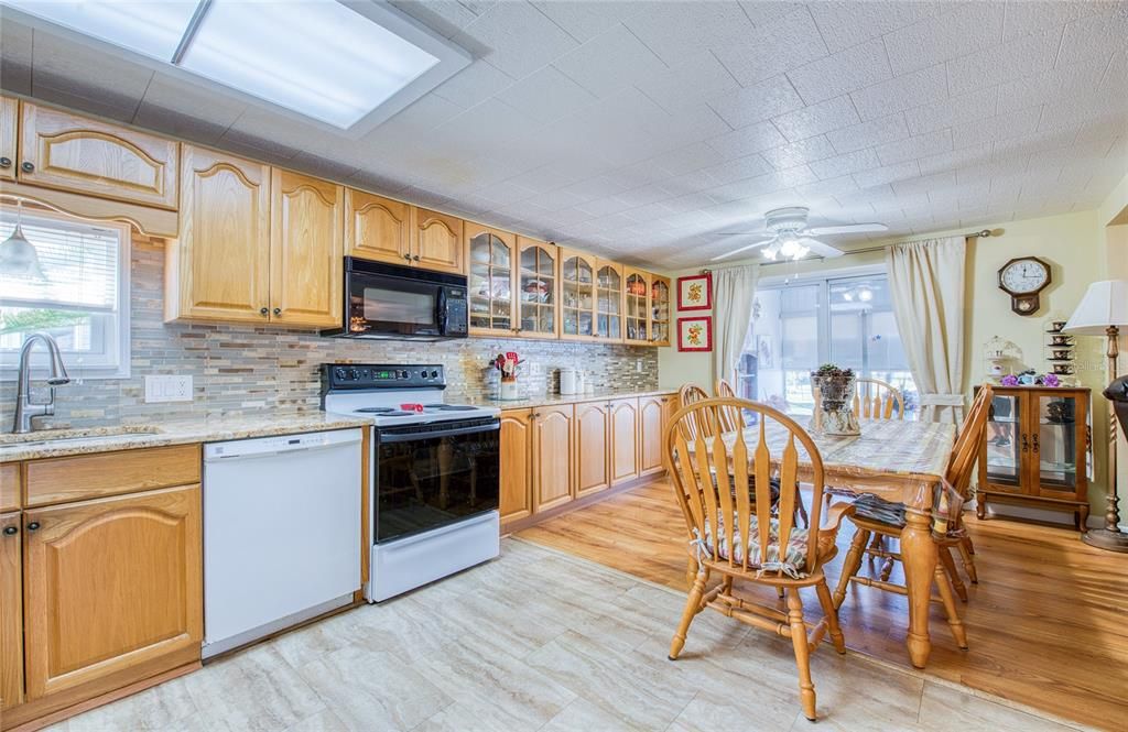 На продажу: $359,000 (3 спален, 2 ванн, 1272 Квадратных фут)