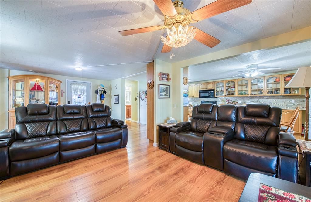 На продажу: $359,000 (3 спален, 2 ванн, 1272 Квадратных фут)