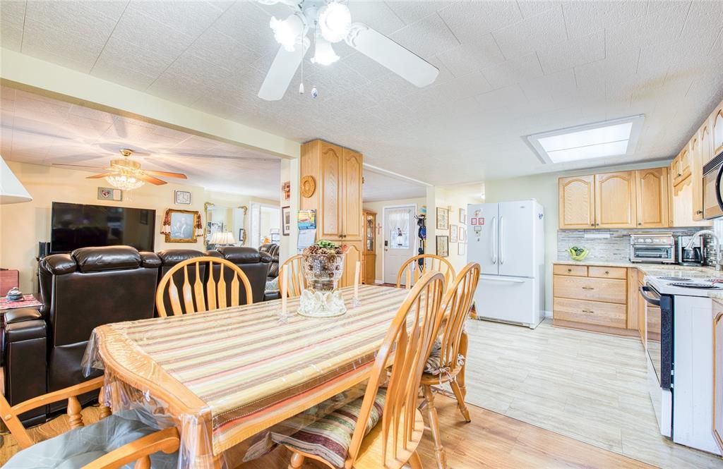 На продажу: $359,000 (3 спален, 2 ванн, 1272 Квадратных фут)