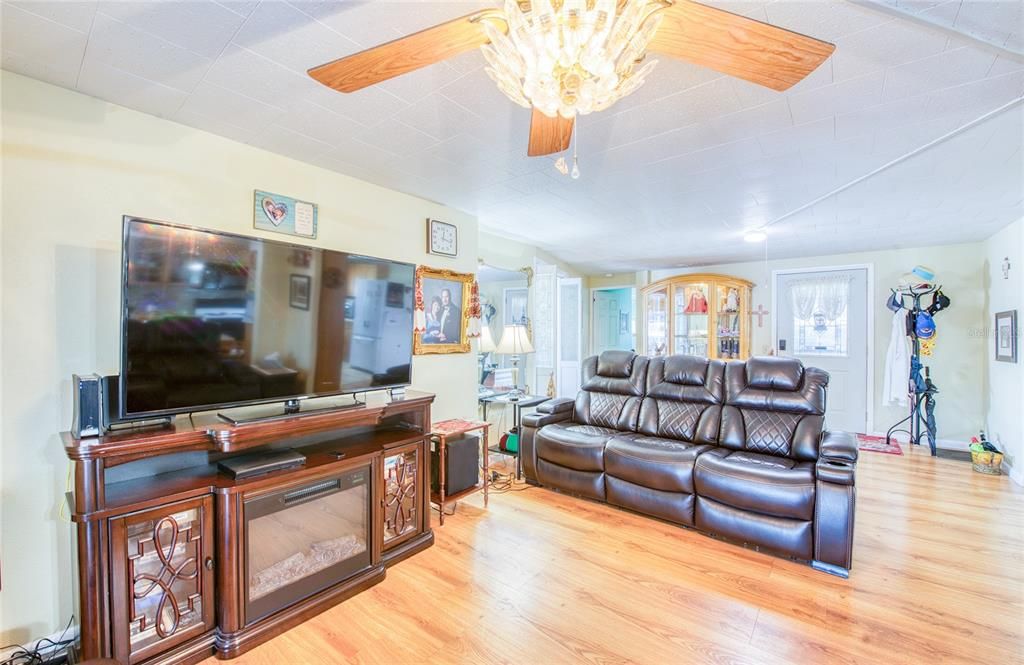 На продажу: $359,000 (3 спален, 2 ванн, 1272 Квадратных фут)