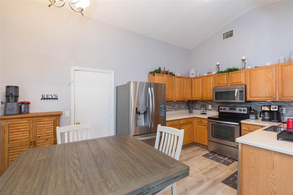 For Sale: $335,000 (3 beds, 2 baths, 1068 Square Feet)