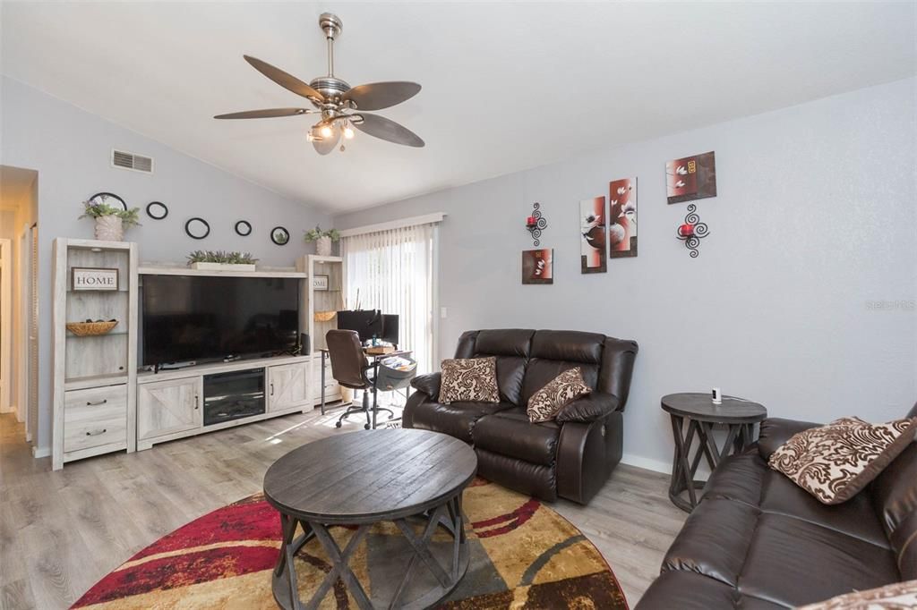 For Sale: $335,000 (3 beds, 2 baths, 1068 Square Feet)