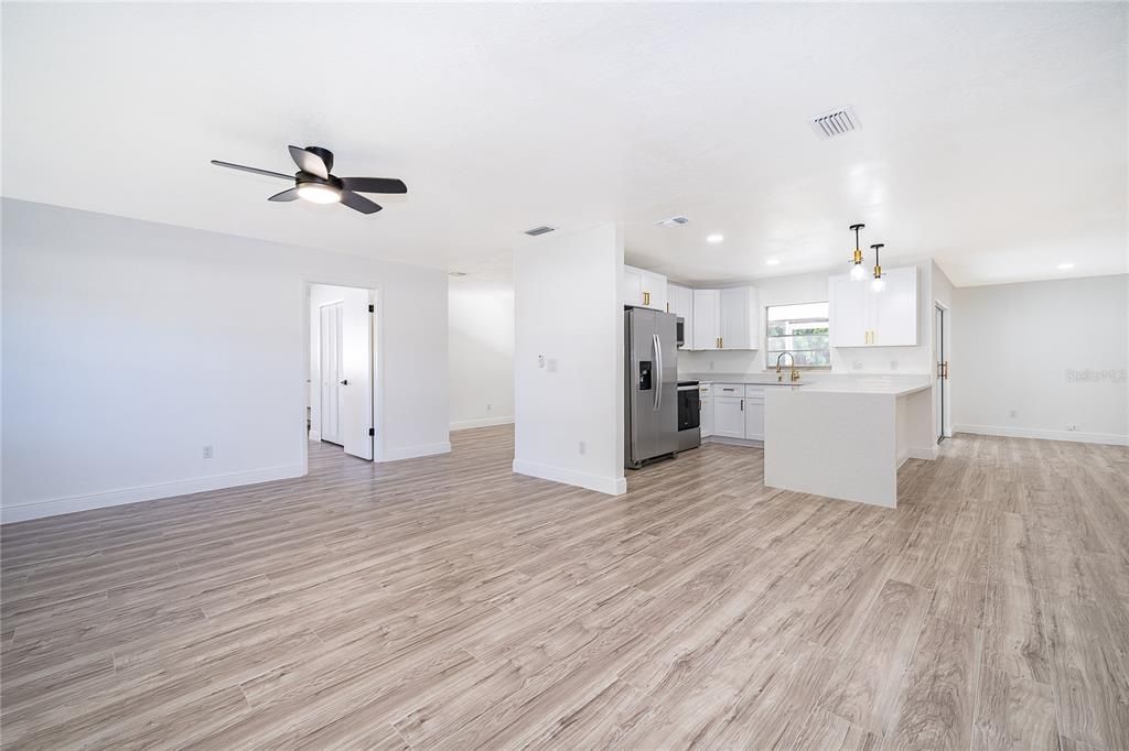 Activo con contrato: $428,900 (3 camas, 2 baños, 1640 Pies cuadrados)