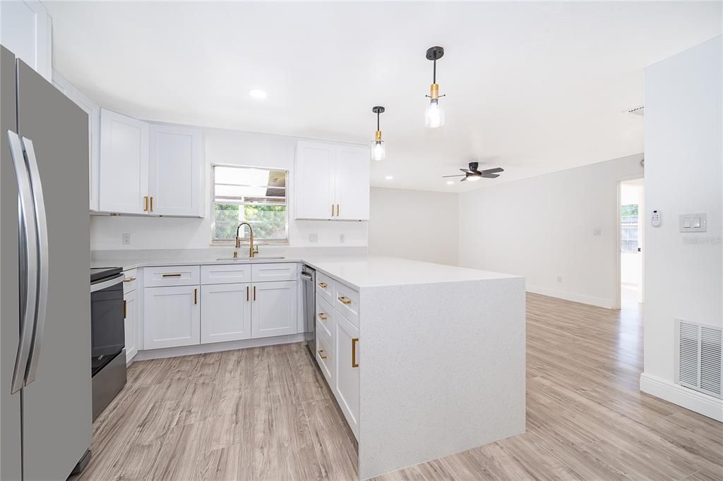 Activo con contrato: $428,900 (3 camas, 2 baños, 1640 Pies cuadrados)