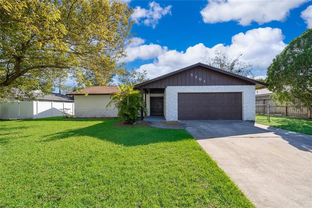 Activo con contrato: $428,900 (3 camas, 2 baños, 1640 Pies cuadrados)