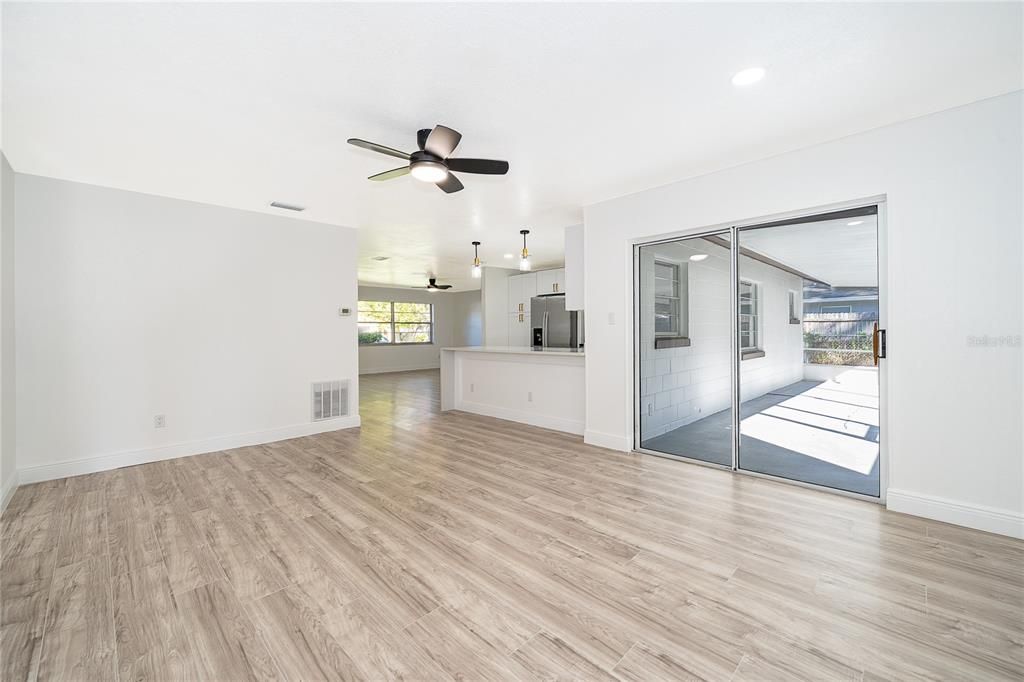 Activo con contrato: $428,900 (3 camas, 2 baños, 1640 Pies cuadrados)