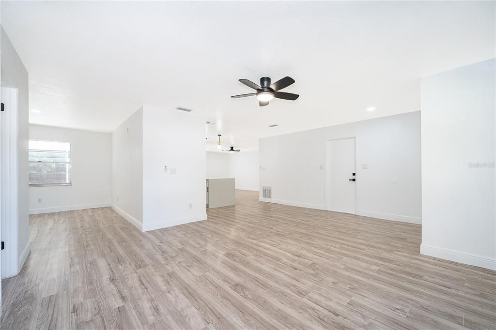 Activo con contrato: $428,900 (3 camas, 2 baños, 1640 Pies cuadrados)