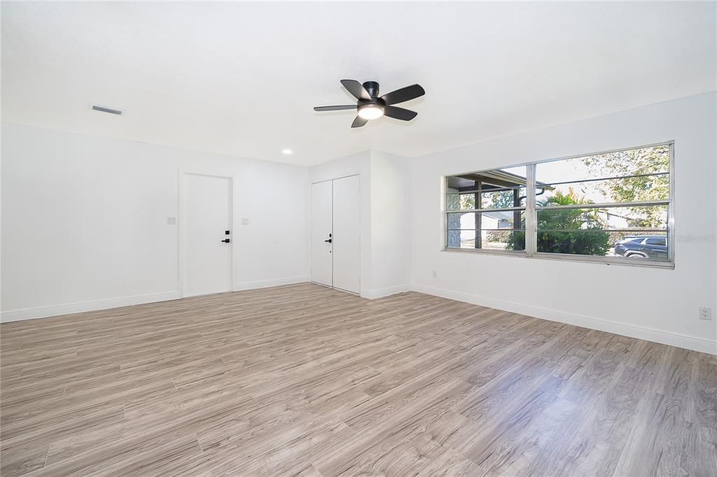 Activo con contrato: $428,900 (3 camas, 2 baños, 1640 Pies cuadrados)