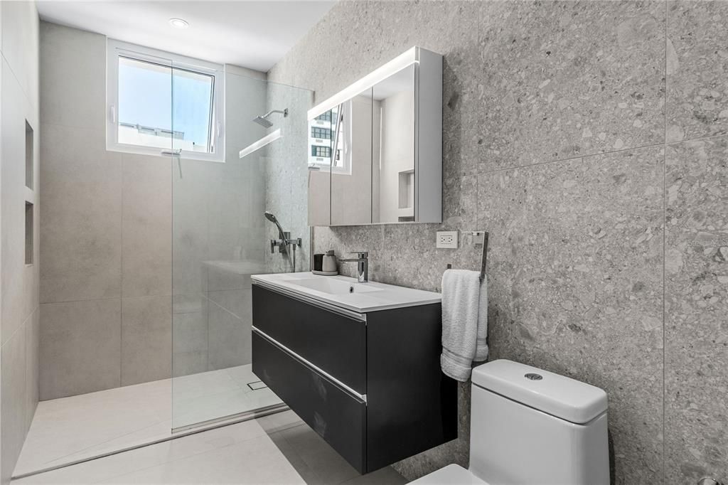 На продажу: $3,195,000 (4 спален, 3 ванн, 4209 Квадратных фут)