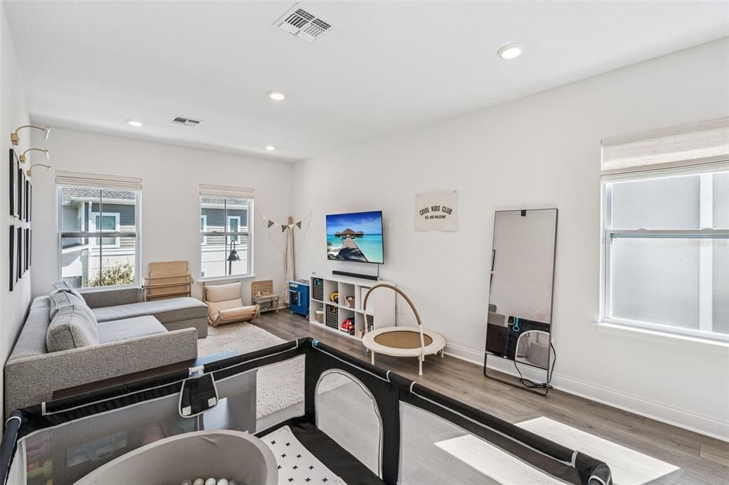 For Sale: $709,000 (3 beds, 2 baths, 2503 Square Feet)