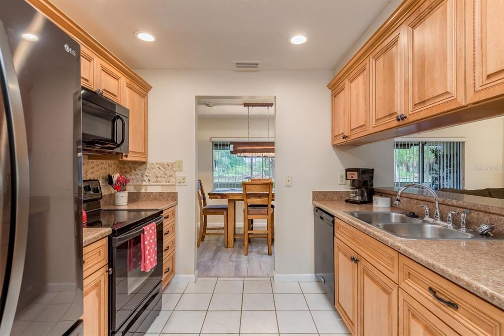 For Sale: $150,000 (2 beds, 2 baths, 1105 Square Feet)