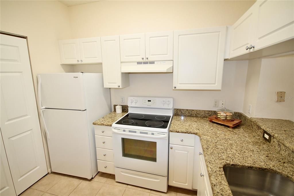 For Rent: $1,400 (1 beds, 1 baths, 833 Square Feet)