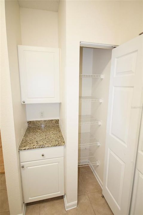 For Rent: $1,400 (1 beds, 1 baths, 833 Square Feet)