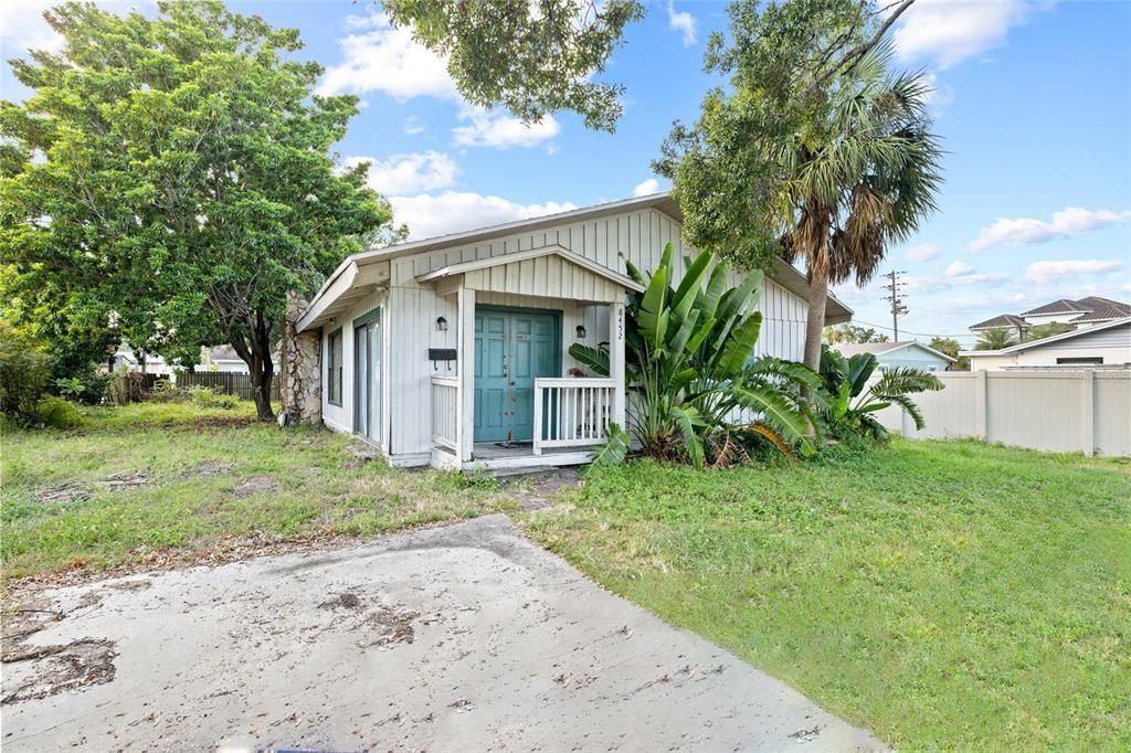 Active With Contract: $299,000 (2 beds, 2 baths, 1920 Square Feet)