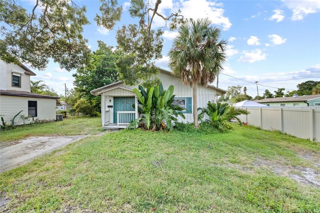 Active With Contract: $299,000 (2 beds, 2 baths, 1920 Square Feet)