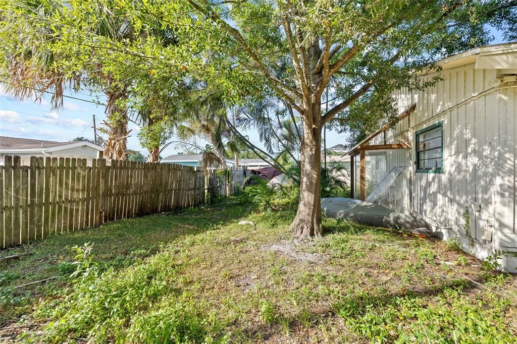 Active With Contract: $299,000 (2 beds, 2 baths, 1920 Square Feet)